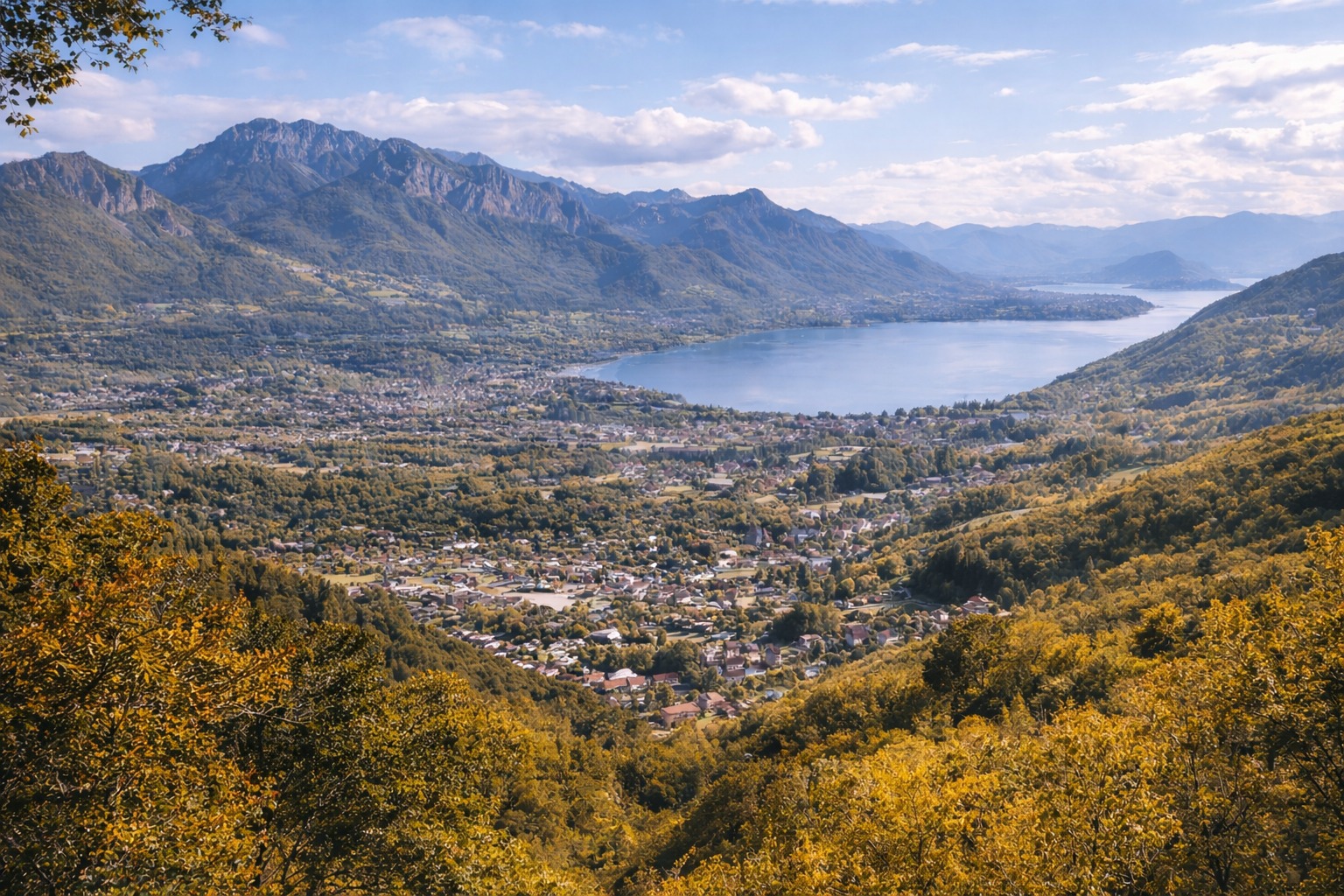Vue de Savoie avec lac, montagne et nature